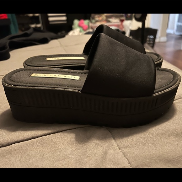 Shoes - Black platform sandals